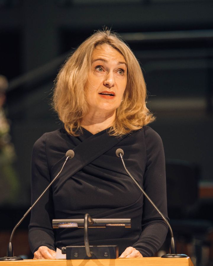 Prorektorin Prof. Dr. Elisabeth Stark bei der Verkündung der Jahrespreise 2026.
